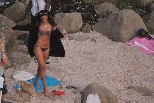 🔥 Rihanna  page leaked private photo uncensored full